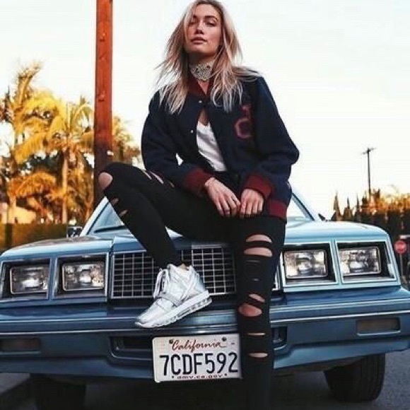 ❌SOLD❌ Alo Yoga High Waist Ripped Warrior Legging - Picture 2 of 10